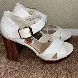 New without tag white wooden platform heels - size 7.5